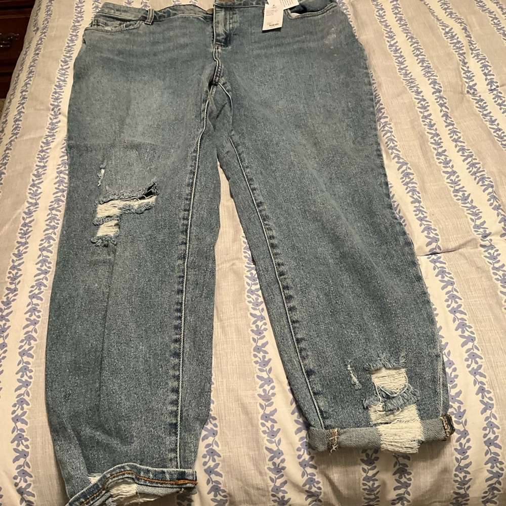 Distressed boyfriend jeans in light wash